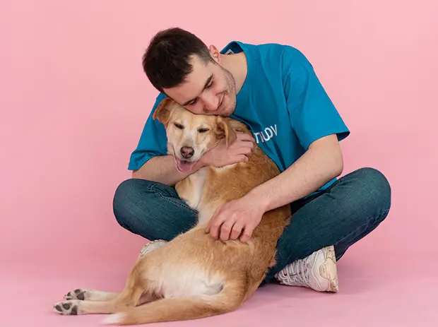 Veterinarios Hombre abraza a perro