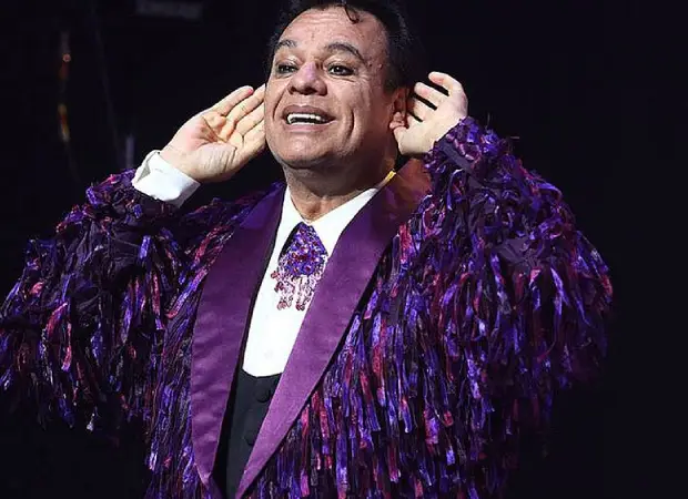 Juan Gabriel, el famoso cantante mexicano, actuando en Tijuana, Baja California.